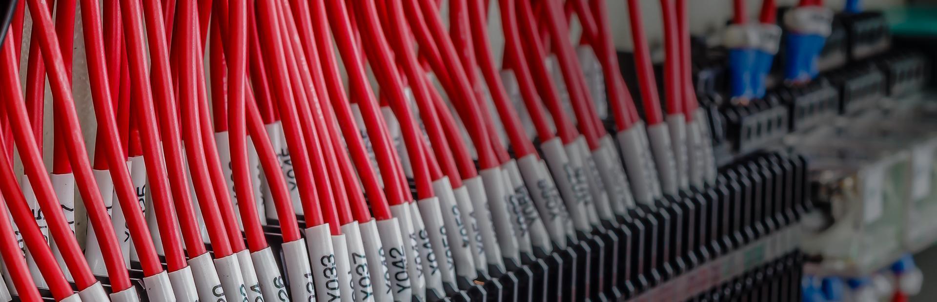 Slajd 2 - czerwone kable podpięte do rozdzielnicy
