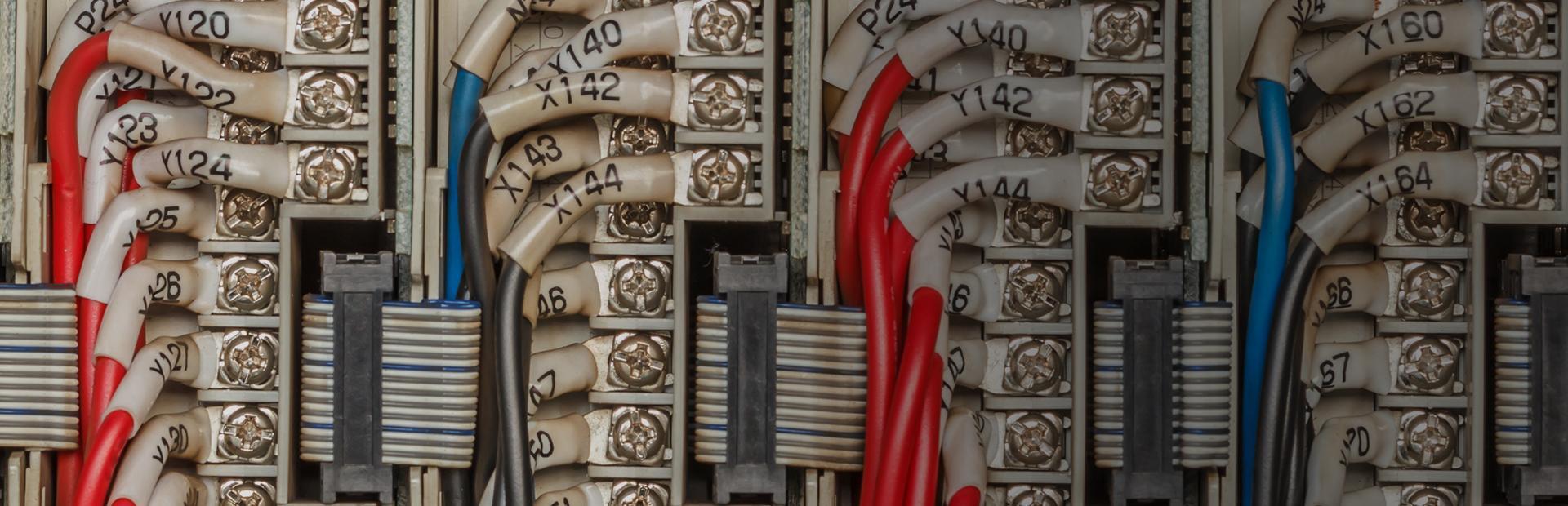 Slajd 3 - kable podłączone na śrubki